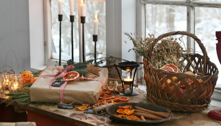 PYNT JULEGAVENE: Fest en tørket sitrusskive med en ståltråd rundt en edelgrankvist og knyt sløyfebåndet til slutt.