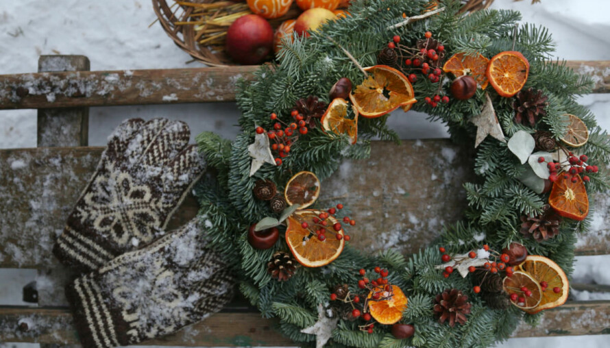 FERDIGKRANS: Kjøp en ferdig edelgrankrans på blomsterbutikken og dekorer den med det du selv ønsker.