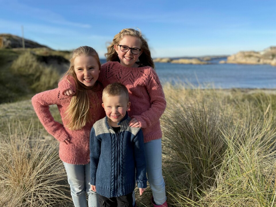 GODE VENNER: Gabriel har to eldre søstre, Johanna og Camilla. Begge elsker de lillebroren sin, selv om han kan være litt irriterende iblant.