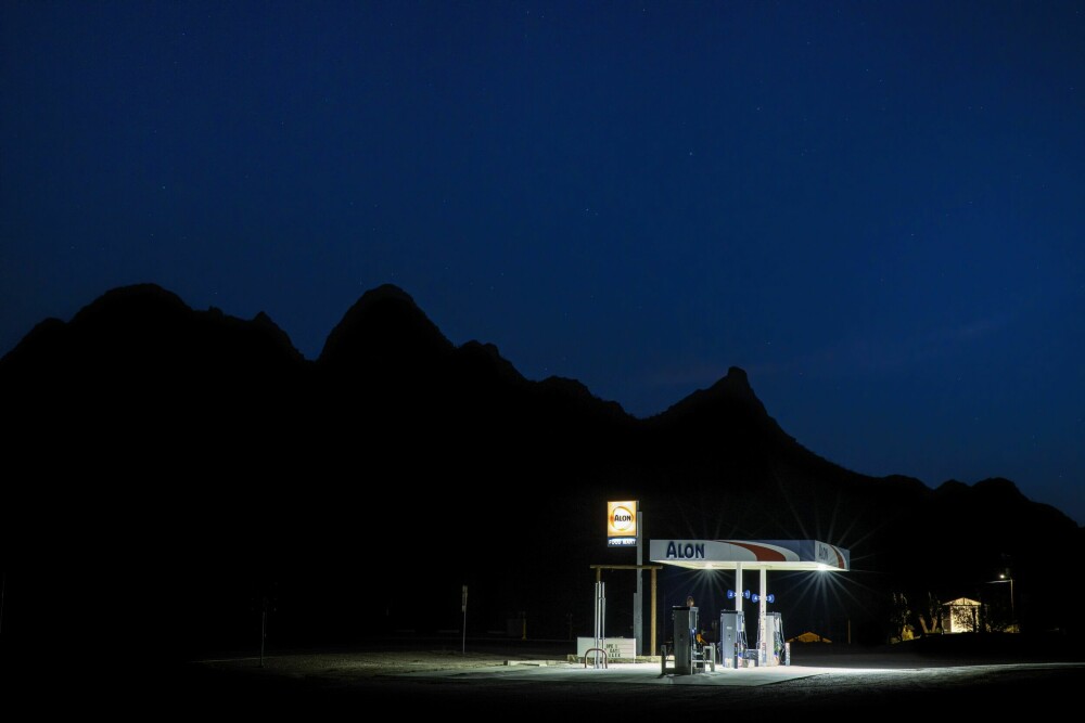 <b>HAR LIVSGRUNNLAG:</b> Den lille bensinstasjon i Study Butte, lyser opp ørkenmorgenen. Med sine rundt 145 innbyggere og den nye etterspørselen etter spøkelsesbyer, kommer nok stasjonen til å stå i mange år til.