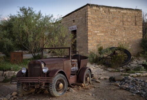 <b>RETT I BURET:</b> En gammel bil står plantet utenfor Terlinguas gamle fengsel.