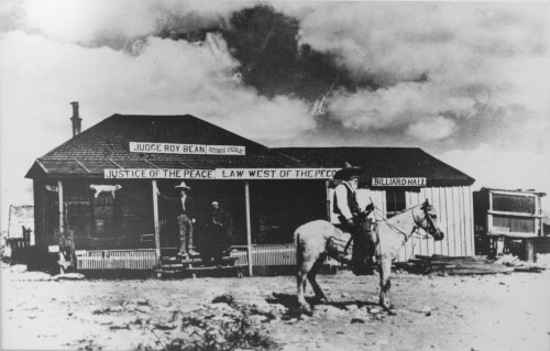 <b>THE ONLY LAW WEST OF THE PECOS:</b> Texas huser også hva som er igjen av den svært eksentriske dommer Roy Beans (1825 – 1903) landsby, Langtry. Hadde det ikke vært for et lite museum, som tar vare på saloonen til Beans, hadde det neppe stått noe her i dag. Bildet er fra museet og viser dommer Bean på hest foran saloonen hans.