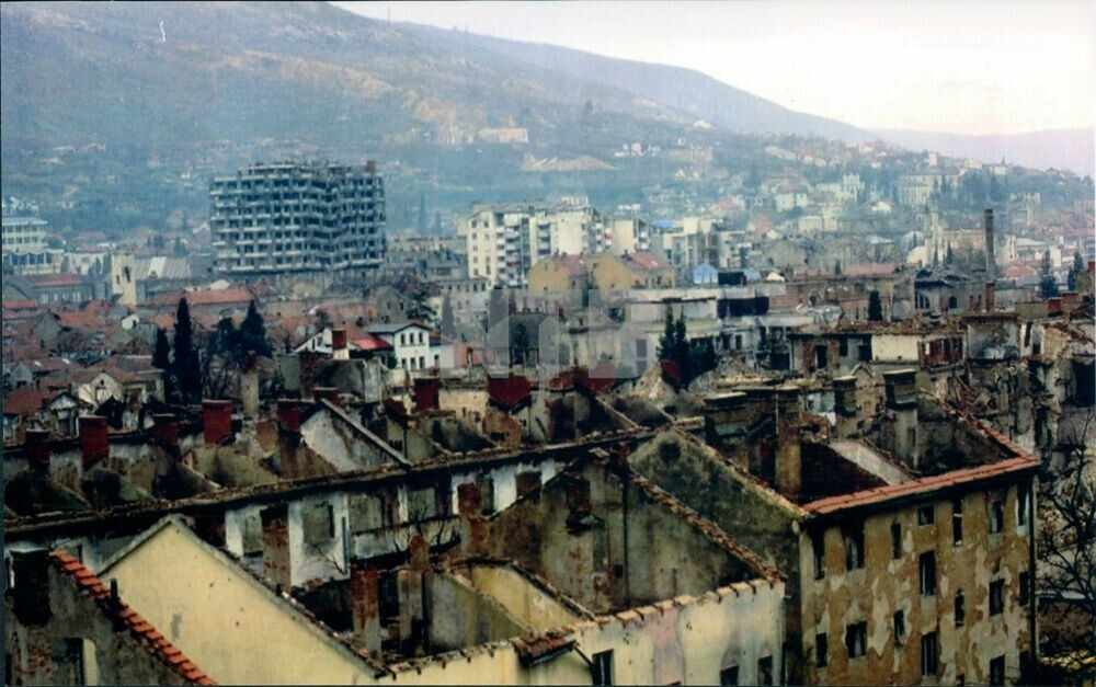 <b>RASERT:</b> Hjembyen Mostar ble fullstendig rasert under borger-krigen, der byens egne innbyggere gikk til angrep på hverandre. <br>– Hele byen var rasert! Det var et så tragisk syn. Jeg tenkte: «Her har jeg gått hver eneste dag, og nå ser det sånn ut », forteller Anita om da hun første gang reiste tilbake.