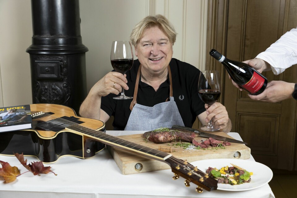 JØRN HOEL: – Opp gjennom årene har jeg merket meg at når man får god mat så blir man enten helt stum eller man har bare lyst til å prate om hvor bra maten er. I noen tilfeller er det så godt at man til og med har lyst til å synge en låt, sier Jørn Hoel som er ute med kokeboka «Mat som synger».