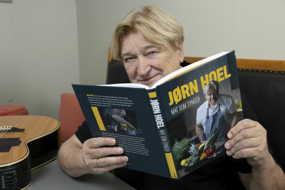 KOKKEBOK: «Mat som synger» er Jørn aller første kokebok og inneholder både retter og historier som han har samlet på opp gjennom årene.