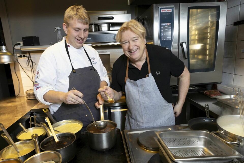 GODT SAMARBEID: Sammen med kokk Odd Ivar på Brasserie Fengselet i Hønefoss har Jørn laget rettene til sin nye kokebok. Samarbeidet har også ført til at artisten har gått opp i vekt, og nå erkjenner han at han må tilbake til sunnere vaner.