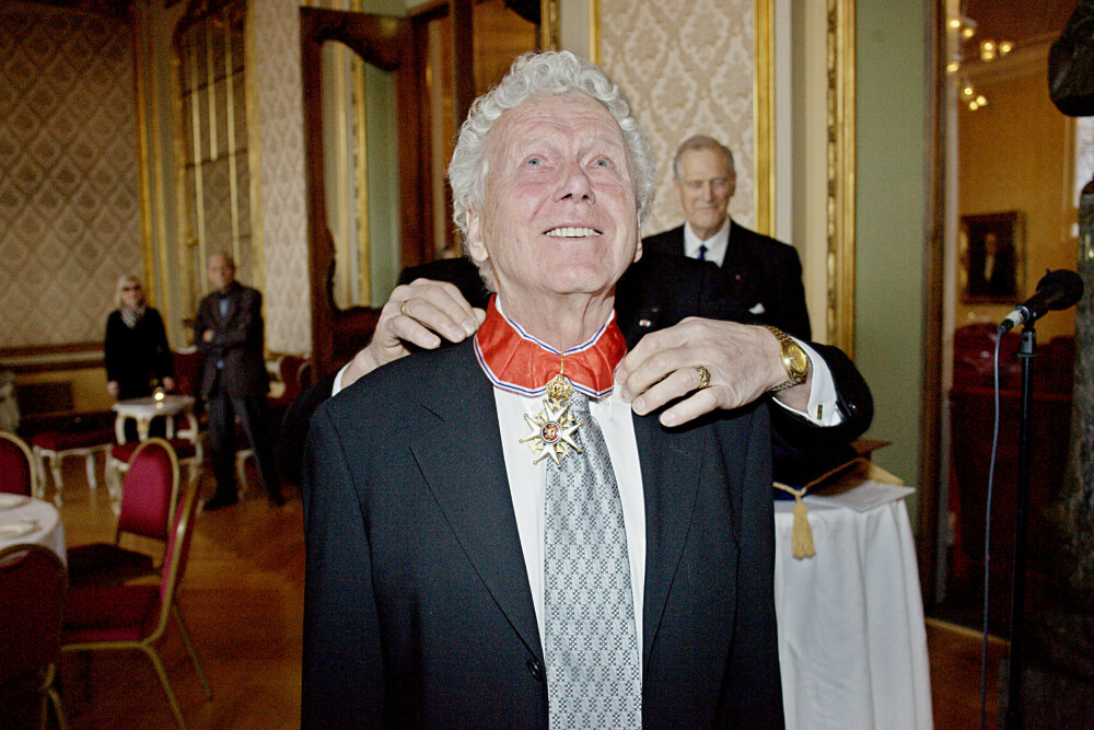 <b>VERDSATT: </b>I 2007 ble Toralv utnevnt til kommandør av Den Kongelige Norske St. Olavs Orden for fortjeneste av norsk scenekunst. Dekorasjonen ble overrakt av Slottets kansellisjef Egil Vindorum på Nationaltheatret.