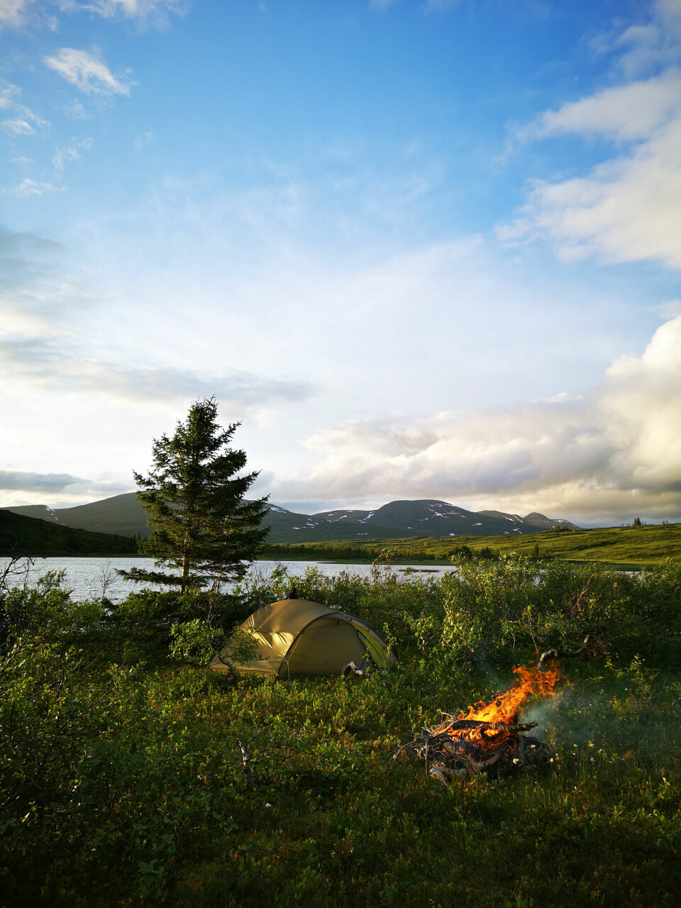 STILLE FØR STORMEN: Et par timer senere kom uværsskyene rullende over fjellet.