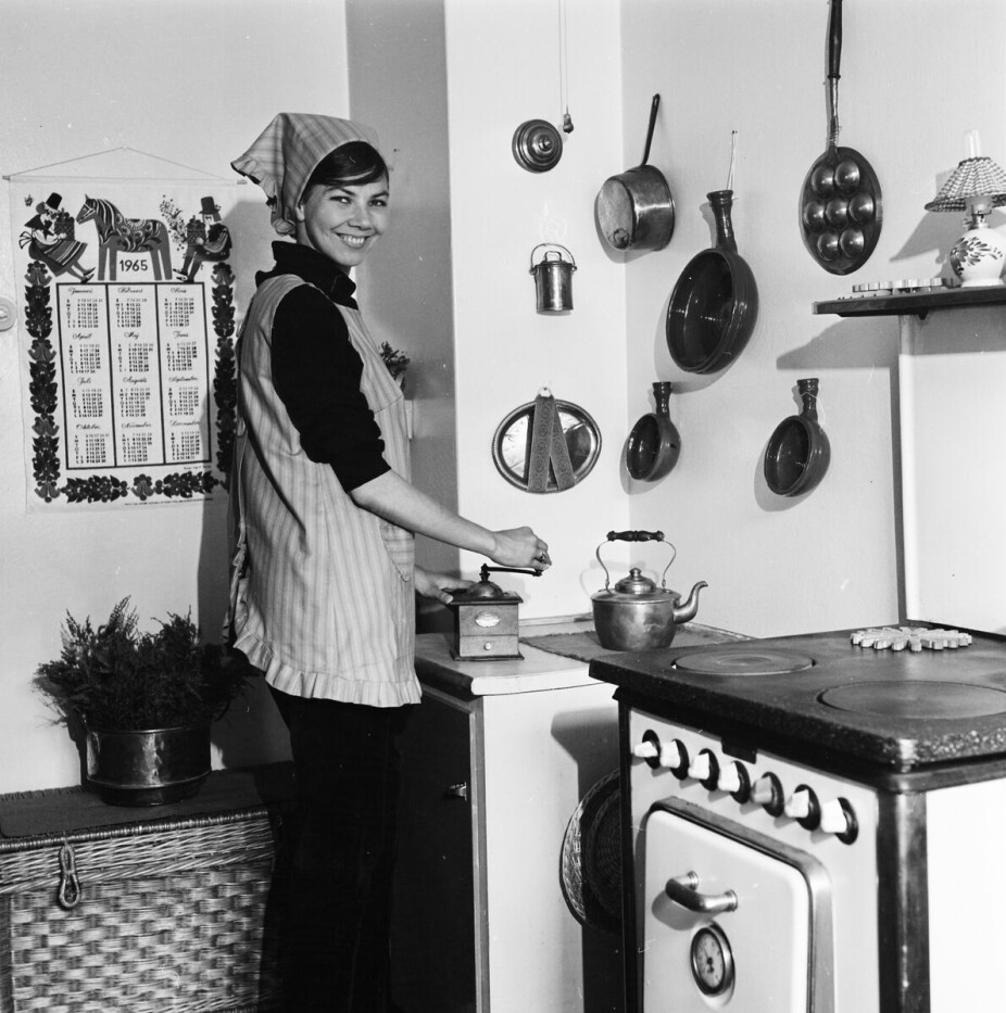 <b>MOTENES REDAKTØR:</b> Karismatiske Kiki Sørum var i flere år moteredaktør i Hjemmet. Kiki var tidlig ute med nye trender, også på interiørfronten. Da det ble populært å kombinere gammelt og nytt tidlig på 1970-tallet, sørget Kiki for at gamle kjøkkenredskaper kom med på bildet.