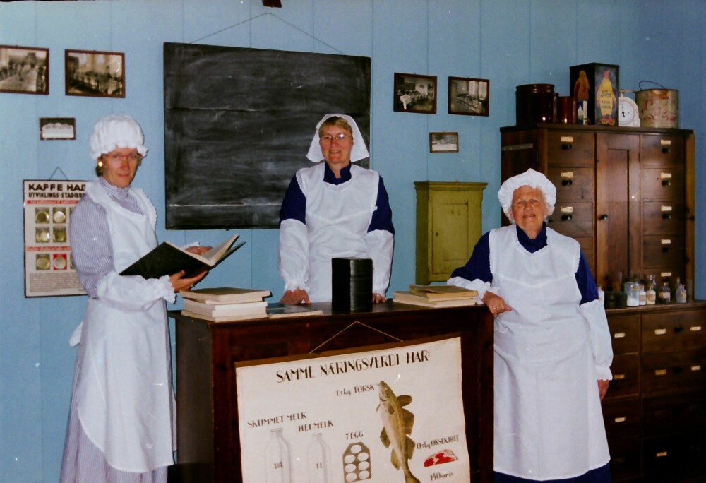 <b>SOM I GAMLE DAGER:</b> Birgitta Næss (fra venstre), Kirsten Karlsen og Ruth Golden i det gamle kjøkkenet på Berby husmorskole i 1997.