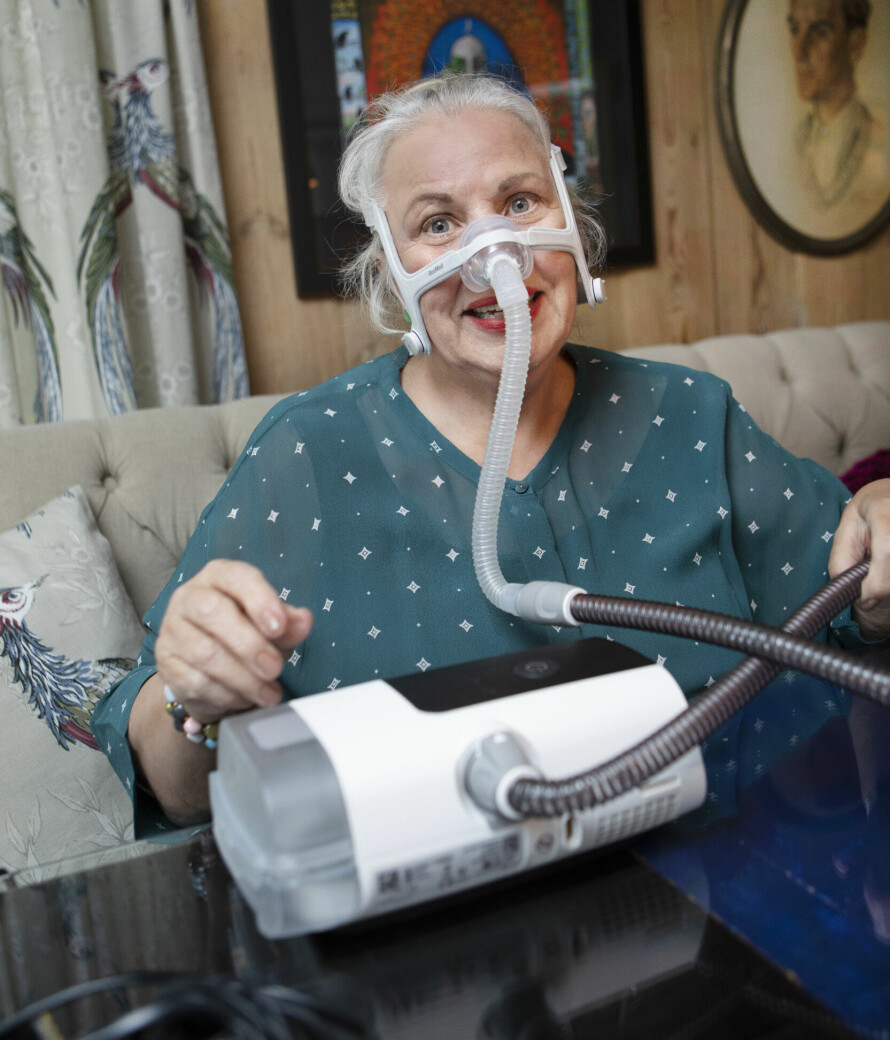 PUSTEHJELP: Anne kristin Øierud har søvnapne. Hun har begynt med CPAP-maske om natten.
