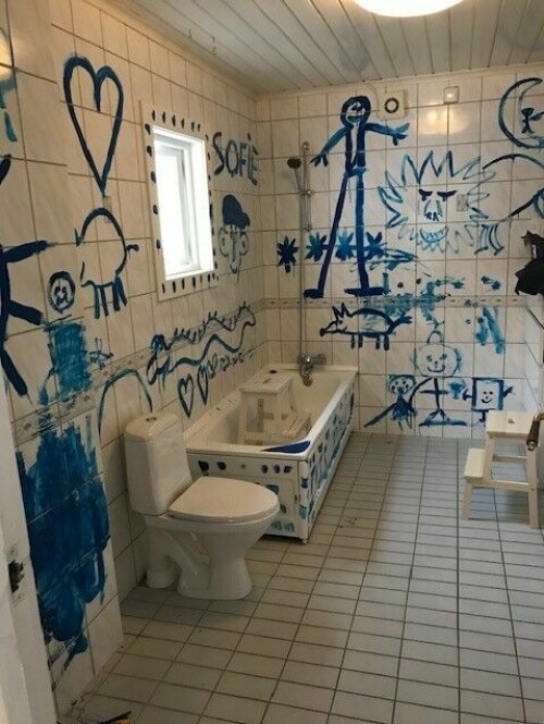 FØR: Før badet skulle rives fikk barna friheten til å tegne alt de ønsket på baderomsveggene.