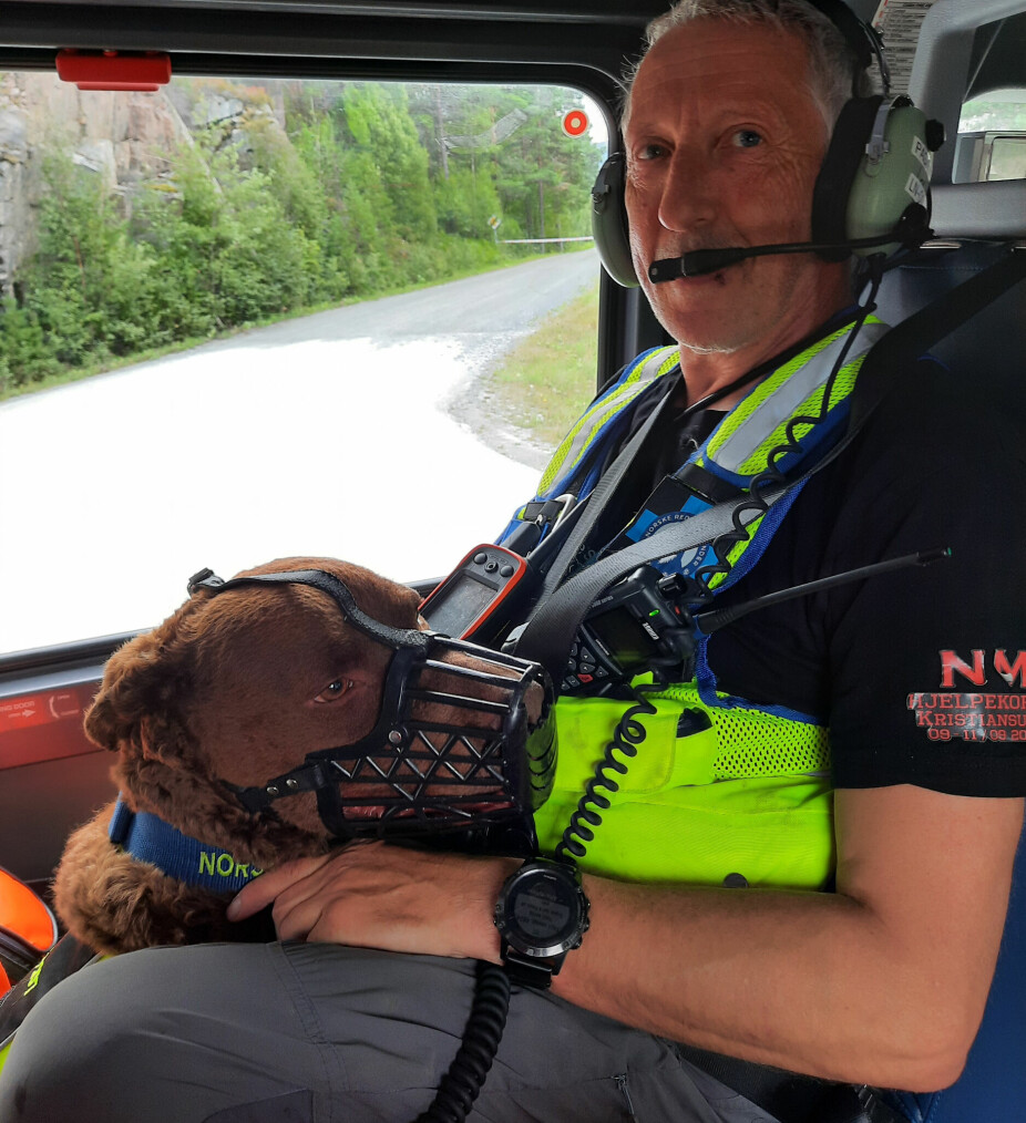 <b>LUFTIG REDNINGSAKSJON:</b> Av og til må Eddy og Ches flys ut i helikopter. Av sikkerhetsmessige årsaker må hunder i helikopter bruke munnkurv.