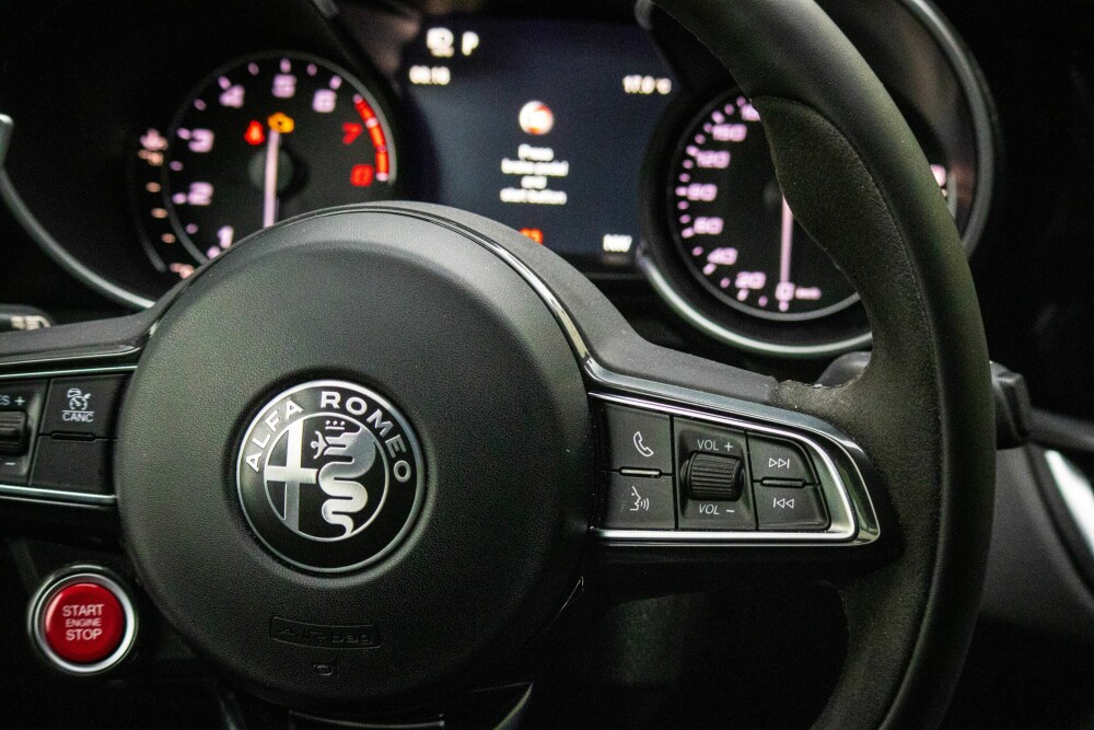 <b>KLASSISK:</b> Deilig dashbord- og rattutforming, med tradisjonell design på speedometer og turteller. 