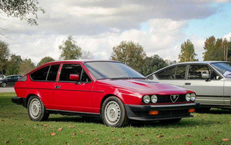 ENTUSIASTBIL: Alfa Romeo GTV var noe av det mest spektakulære du kunne kjøre tidlig på 80-tallet. Kulen på panseret forteller at her snakker vi V6-motor.