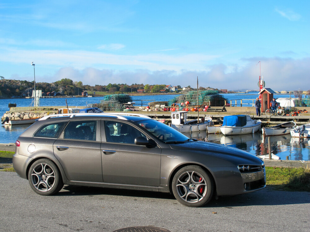 LANGTUR: I 2010 gjorde en Alfa 159 SW med 170 hk dieselmotor tjeneste som langtestbil i Vi Menn. Her i Sverige på vei hjem etter lang Europaturne, en oppgave bilen var skreddersydd for.