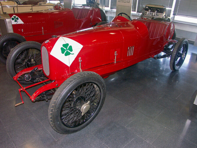 DEN FØRSTE: Med lykkebringende firkløver på bilen vant Ugo Sivocci Targa Florio i 1923. Firkløver-symbolet har en helt bestemt betydning i Alfa Romeo-historien