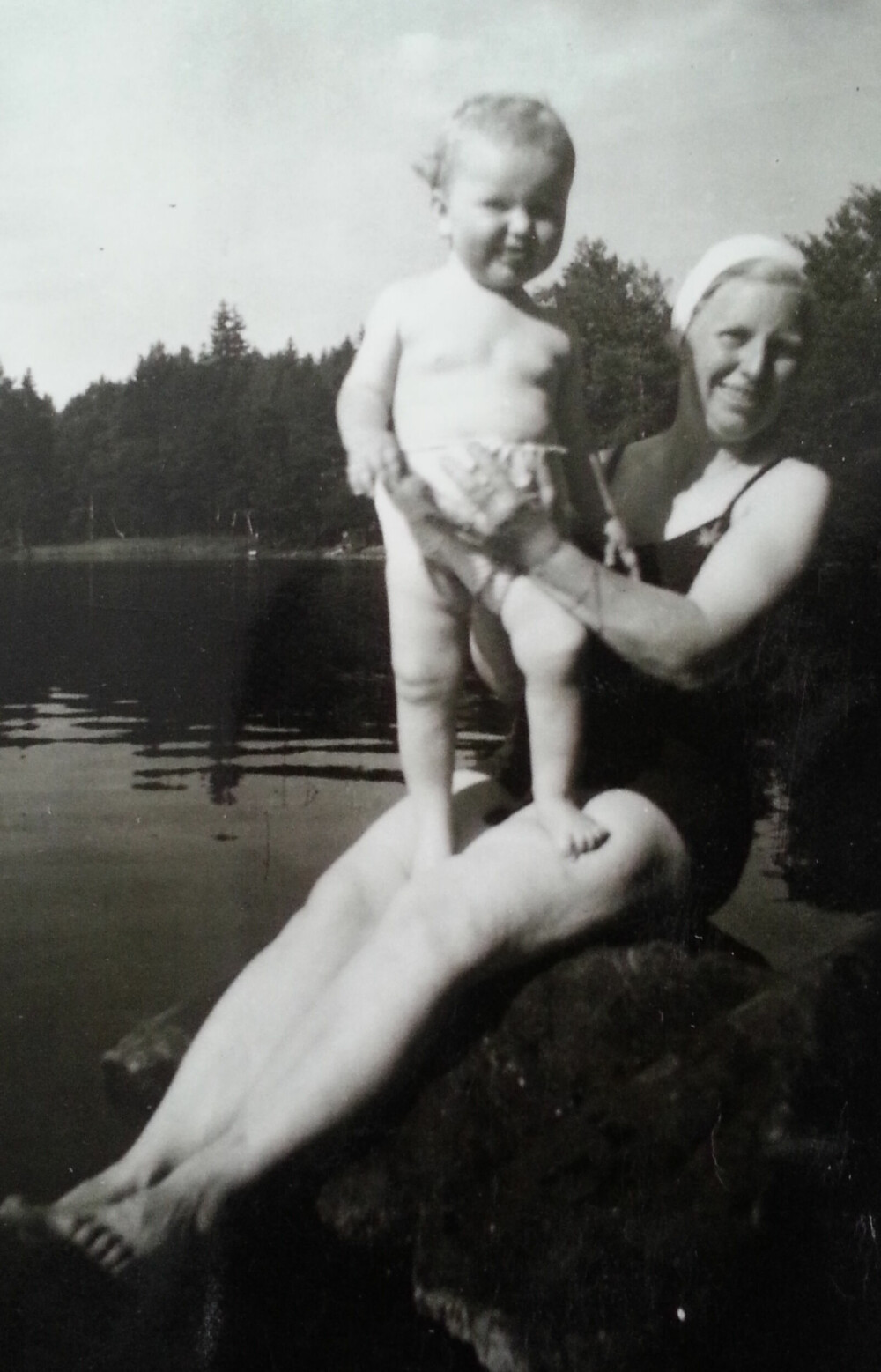 <b>SOMMERDAG:</b> Ellen May på stranden sammen med adoptivmammaen sin. Det er sommeren 1954, Ellen May er to år.