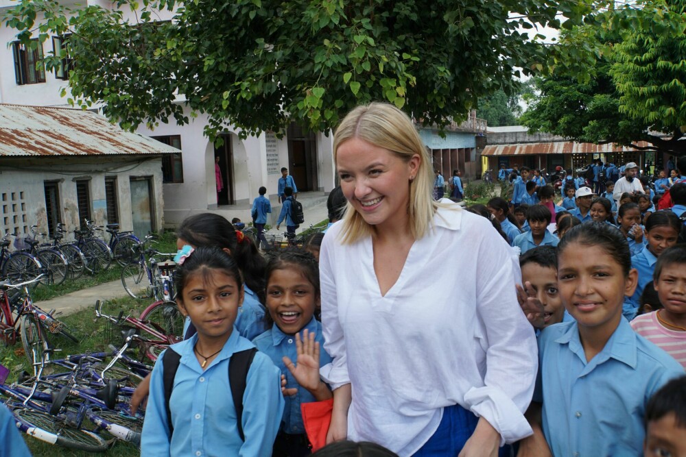 <b>ÅPNE ARMER: </b>På skolen til Pushpa og Ganga fikk Alexandra komme tett på den nepalske gjestfriheten og kulturen. Alle tok imot henne med åpne armer, og Alexandra var med og sang sammen med de entusiastiske barna.