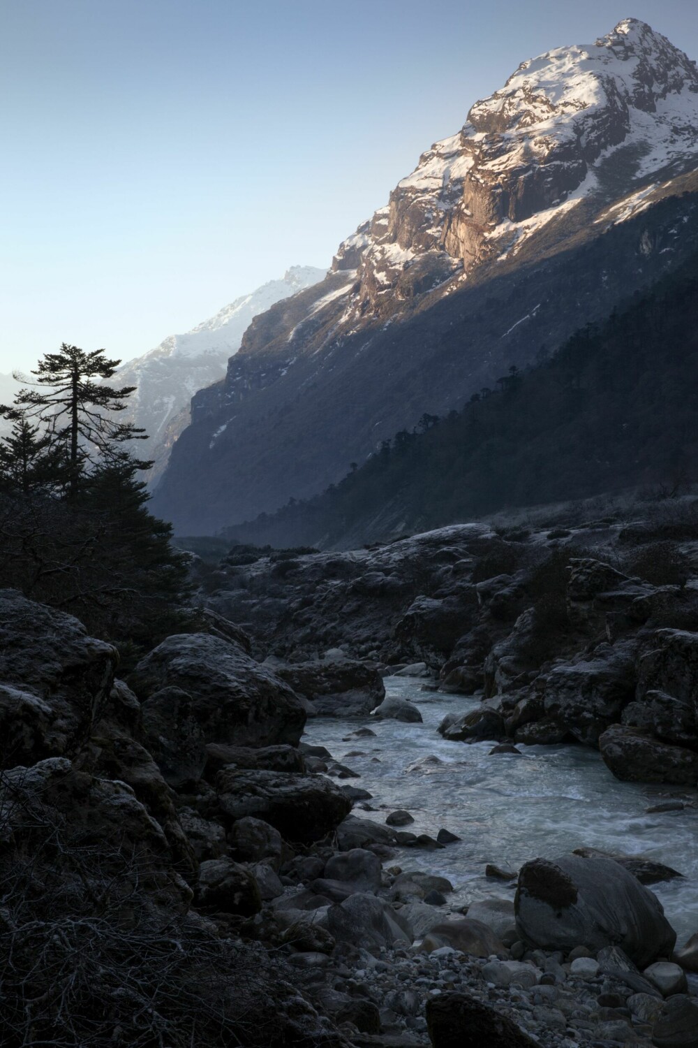 <b>YETI-LAND:</b> Dypt inne i Nepals fjellverden hviskes en rekke historier om den avskyelige snømannen – yetien.