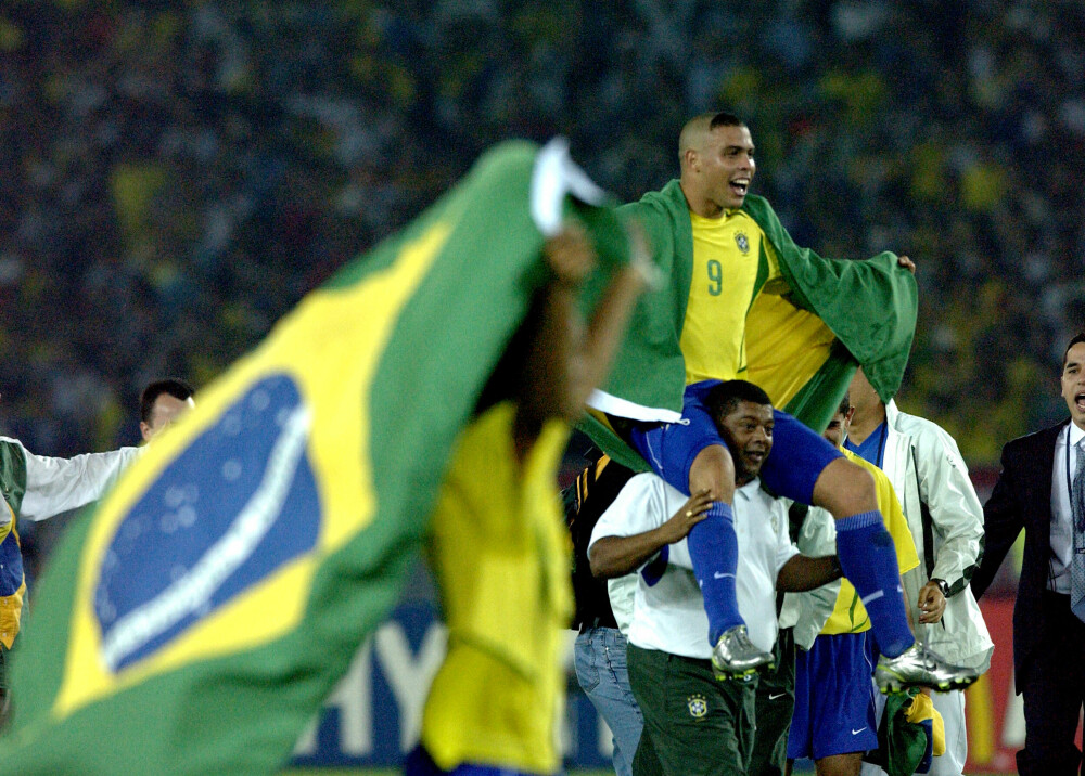 <b>TRIUMFENS ØYEBLIKK:</b> Ronaldo slo tilbake etter kollapsen i 1998, og avgjorde VM-finalen i 2002. Brasilianeren er beskrevet som en blanding av Lionel Messi og Cristiano Ronaldo, en muskelbunt med teknikk.
