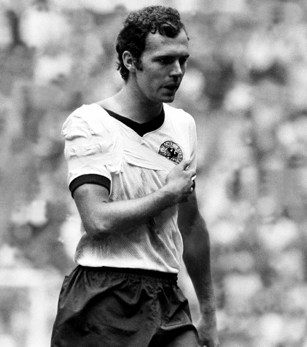<b>BLE PÅ SIN POST:</b> Franz Beckenbauer fikk skulderen ut av ledd i semifinalen mot Italia i 1970, men Vest-Tyskland hadde gjort sine to bytter. 