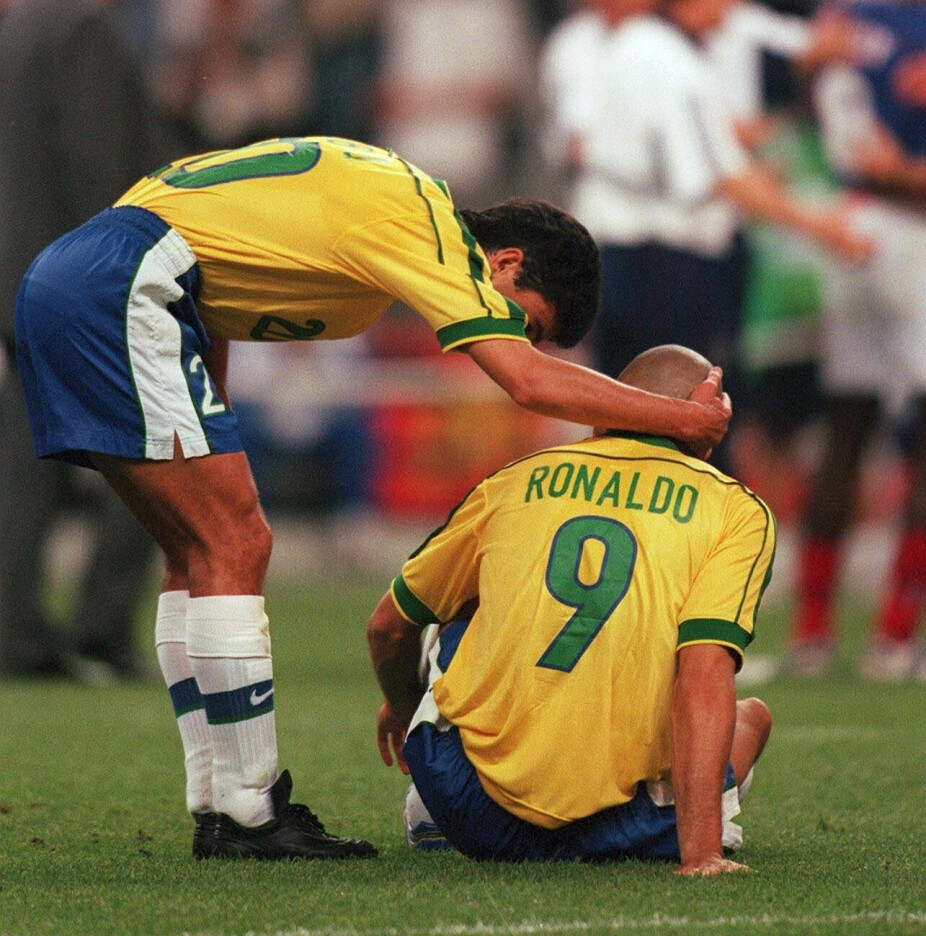 <b>BANENS DÅRLIGSTE:</b> En utmattet og syk Ronaldo burde aldri spilt finalen i 1998. Her får han trøst av Bebeto etter kampslutt. 
