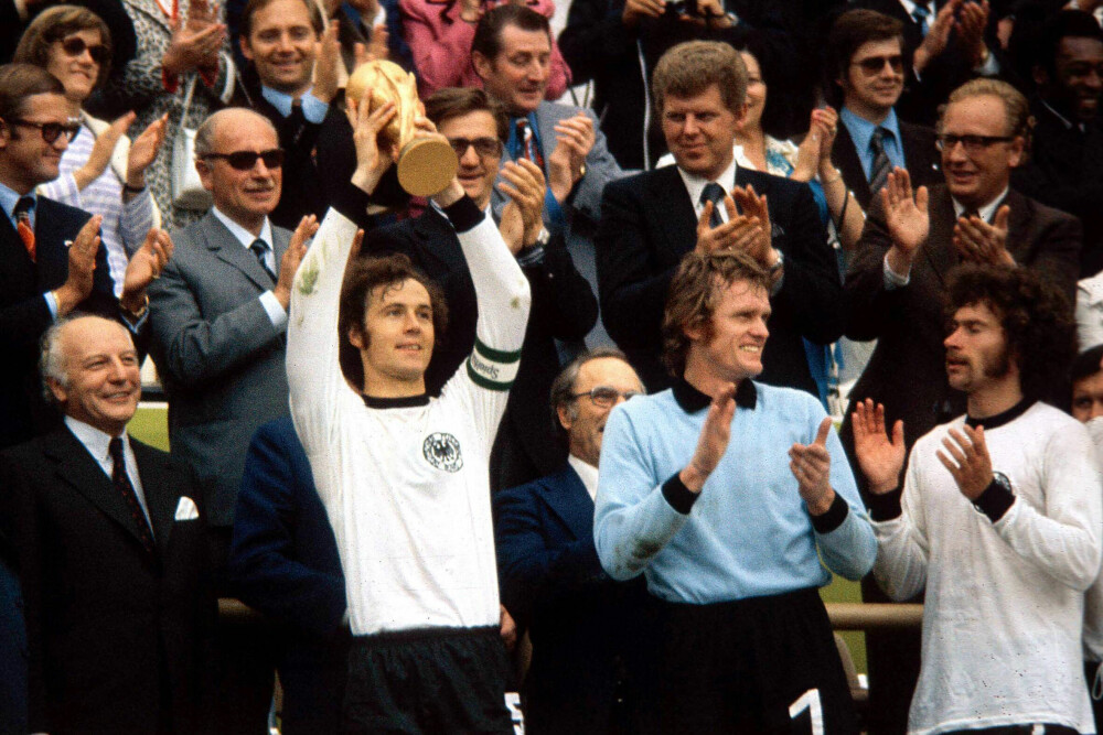 <b>REVANSJENS ØYEBLIKK:</b> Skulderen var fin igjen, og Franz Beckenbauer kunne løfte VM-pokalen etter finaleseieren på hjemmebane i 1974. Til h.: Målvakt Sepp Maier og det imponerende kinnskjegget til Paul Breitner.