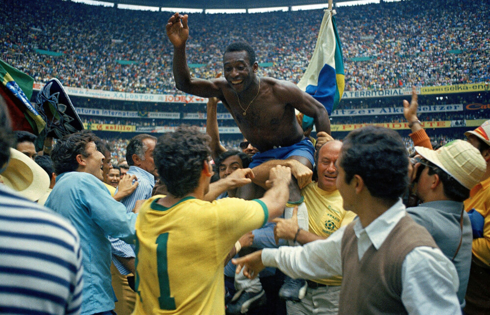 <b>IKONISK:</b> Jeg er ikke død! Jeg er ikke død! skrek Pelé i gangene under Azteca stadion i Mexico City etter VM-seieren i 1970. I forkant av mesterskapet gikk det rykter om at han var utrent og halvblind.