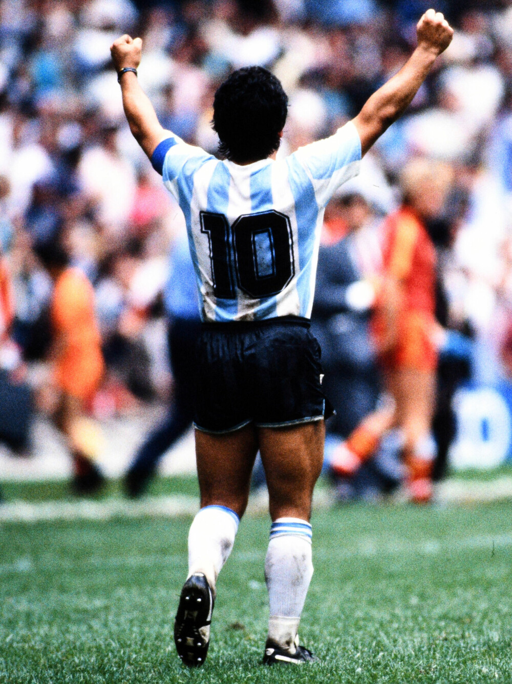 <b>DEN LILLE STORE:</b> Det er slik han blir husket. Diego Maradona (1960–2020) triumferte i VM i 1986, etter ankelbrudd og mange år med brutal behandling på banen. 