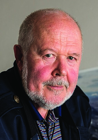<b>OVERBEVIST:</b> Kommandør Roald Gjelsten har samlet statistikk over ubåtobservasjoner. Han er ikke i tvil om at mange var reelle.