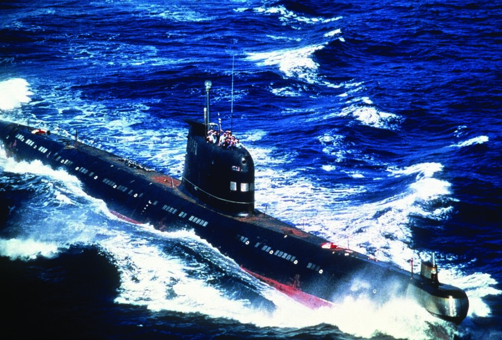 <b>FOXTROT:</b> Foxtrot-klasse ubåter var typiske arbeidshester i den sovjetiske marinen frem til år 2000. De kunne holde seg neddykket opptil fem døgn uten å bruke snorkelen. Sannsynligheten for at de var på hyppig besøk i norsk territorialfarvann er stor.