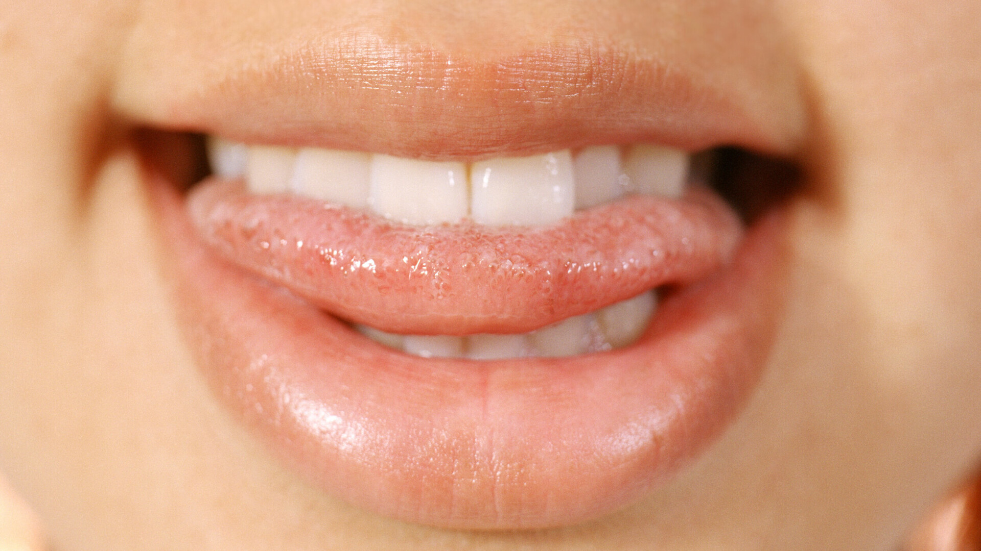 Привкус крови во рту у женщин причины. Кончик языка между зубами. Прикусывание нижней губы. Прикусывание кончика языка.