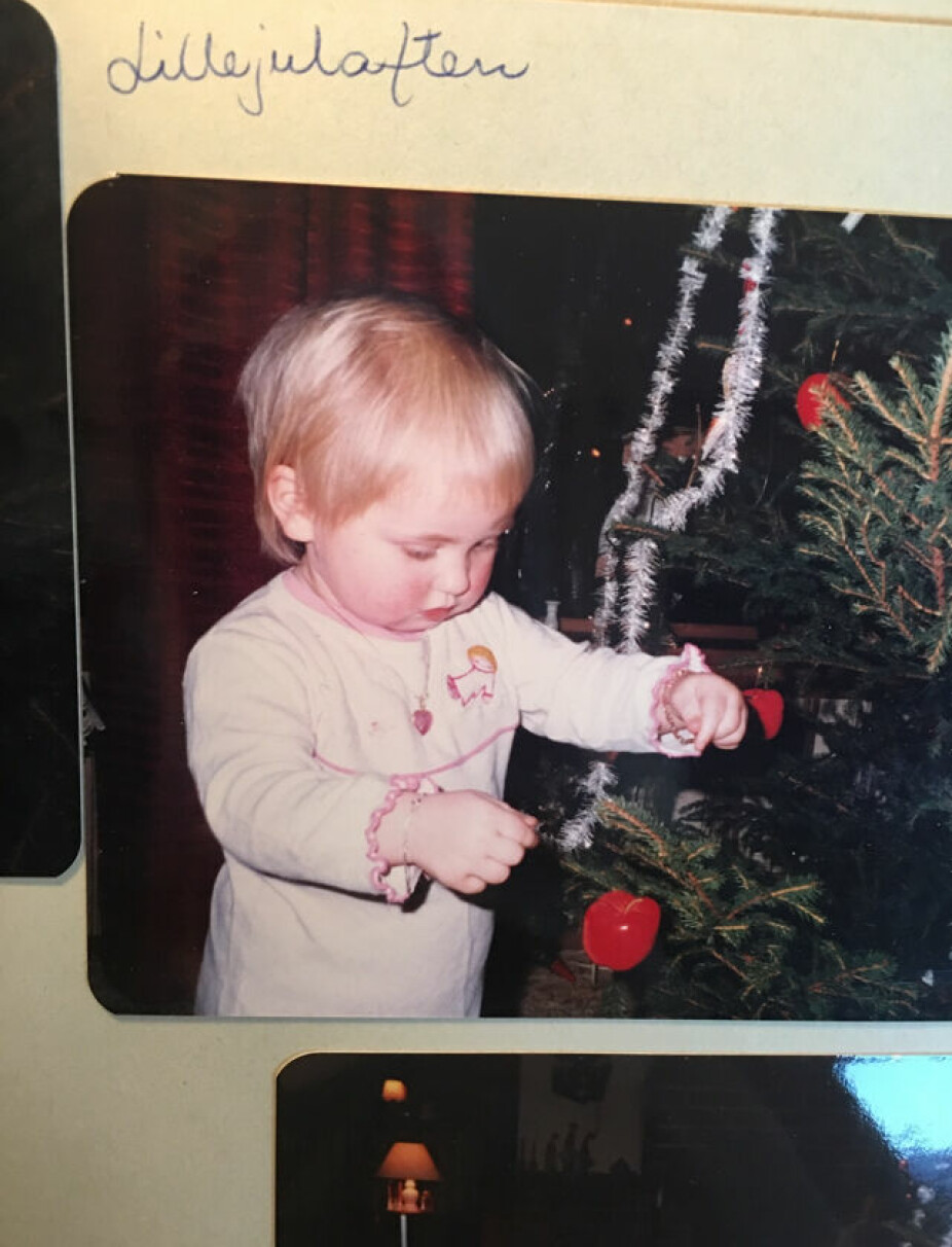 <b>DEN FØRSTE JULA:</b> Her er Christel rundt ett år. Det er lille julaften og hun hjelper til med å pynte treet hjemme i Fauske. 