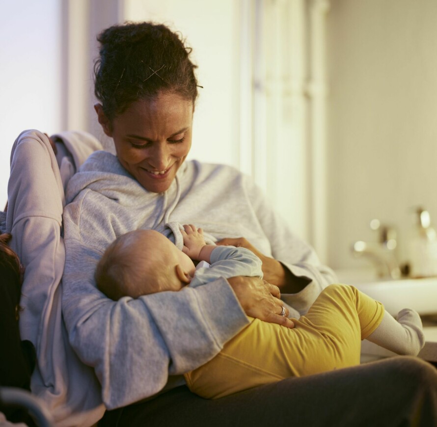 MAMMALYKKE: – Jeg følger meg så utrolig heldig som har fått to barn, sier Haddy takknemlig mens Anna får påfyll i teaterpausen.