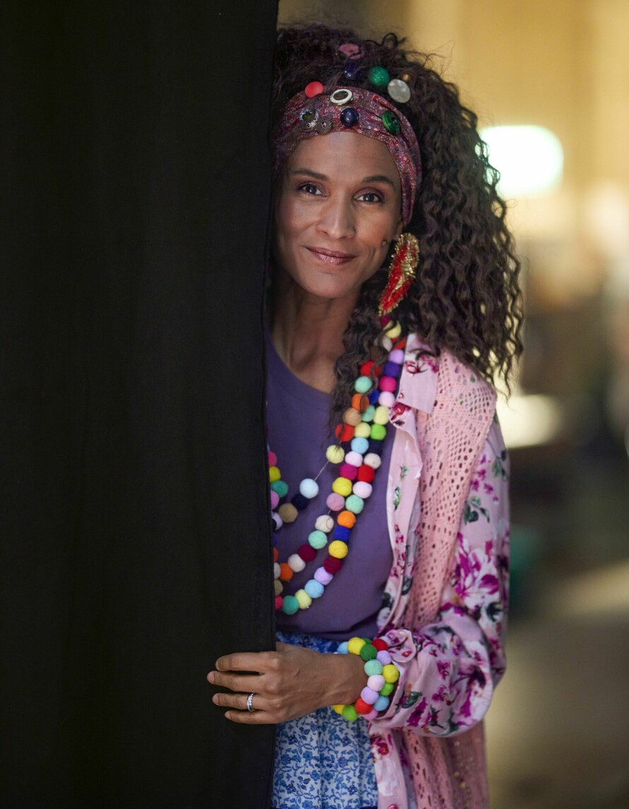 BAK SCENETEPPET: Haddy flyktet også inn i bøkenes magiske verden som liten, akkurat som Matilda.