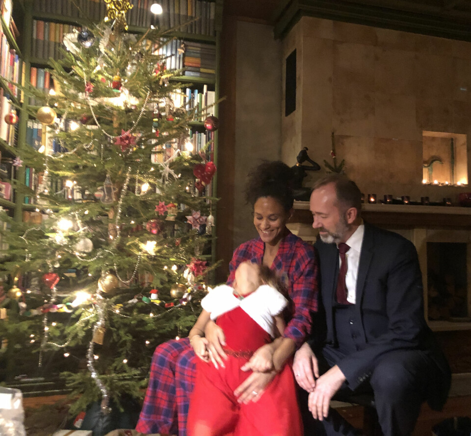 PYSJ OG PYNT: – Julekvelden skal være komfortabel! Jeg bytter til pysj med en gang jeg synes finkjolen begynner å stramme litt. Maria er ikke spesielt glad i å sitte pent og smile til kamera. Jeg skjønner henne godt. Så da blir det sånn! sier Haddy.