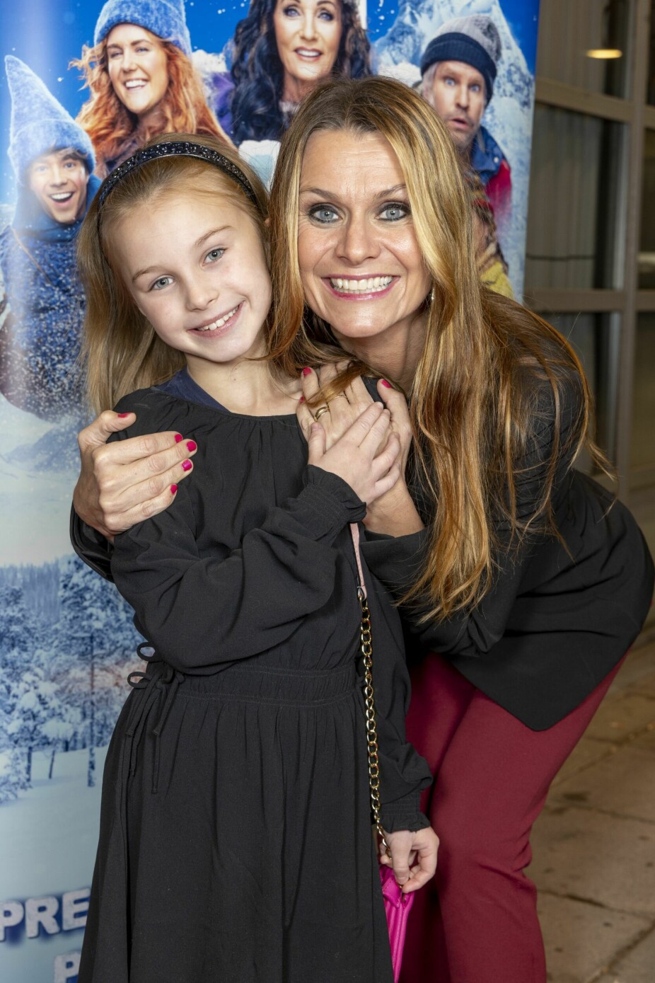 «JUL I BLÅFJELL»: Katrine Moholt (49) og yngste datteren Sofia Linn (8) storkoste seg på premieren av "Jul i blåfjell". Datteren hennes Evelina (22) er med i skuespillet.