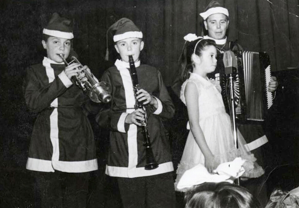 <b>            JULETREFESTER:</b> Som barn sang Wenche på juletrefester med faren Kjell og broren Reidar. 