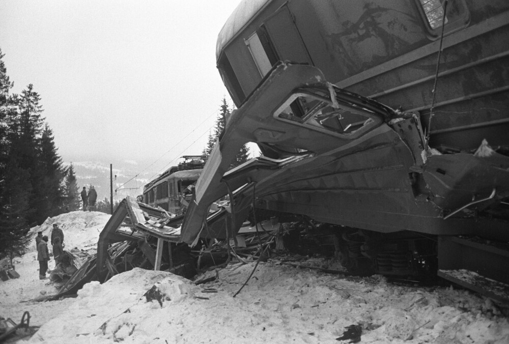 <b>STØRSTE I NORGE:</b> To passasjertog med rundt 800 passasjerer, mange på vei til og fra vinterferie, kolliderte ved Tretten i februar 1975. 27 mennesker omkom, 25 ble skadet.