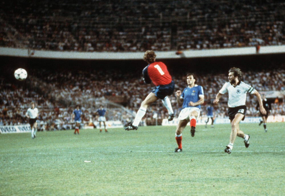 <b>INNKOMMENDE:</b> Ett ikonisk og smertefullt øyeblikk i VM-historien: Vest-Tysklands målvakt Toni Schumacher kvester Frankrikes Patrick Battiston i semifinalen i 1982. Manfred Kaltz til høyre.