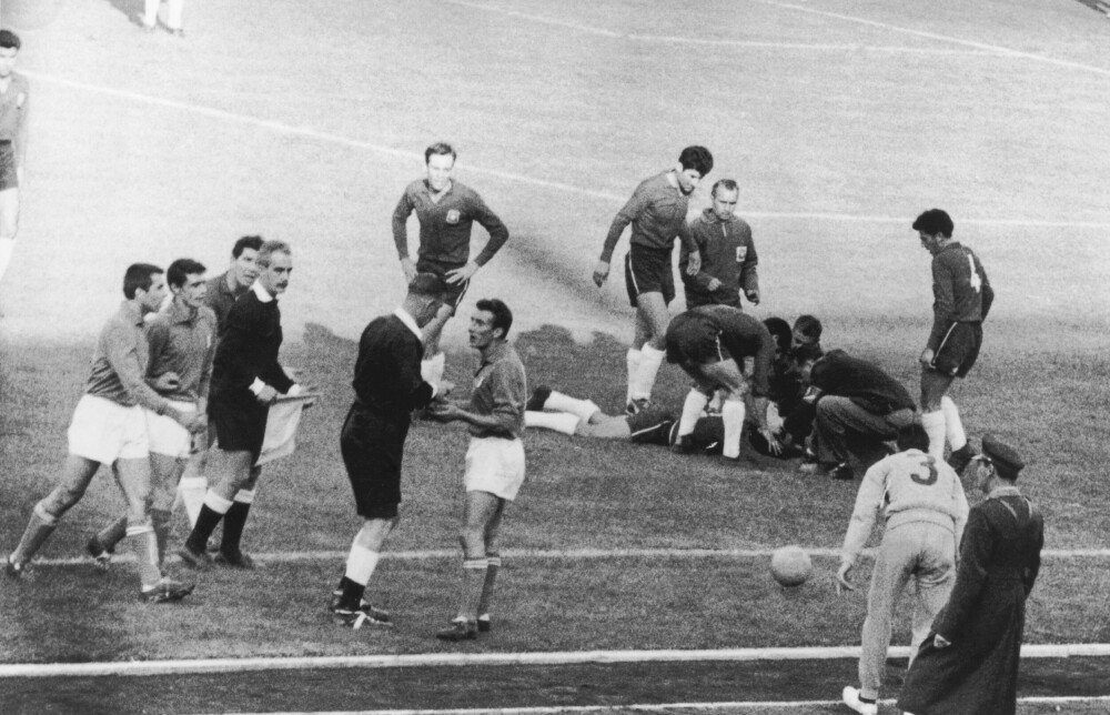 <b>HODELØST:</b> Ken Aston viser ut Italias Mario David i kampen mot Chile i 1962. Leonel Sanchez ligger nede for telling i bakgrunnen.