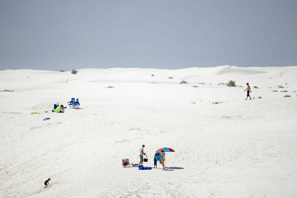 <b>UTFLUKT:</b> White Sands har hvit sand, blå himmel og hete. Mangelen på vann ser ikke ut til å stoppe folks nytelse. De kommer langveis fra for å oppleve de hvite gipsdynene.