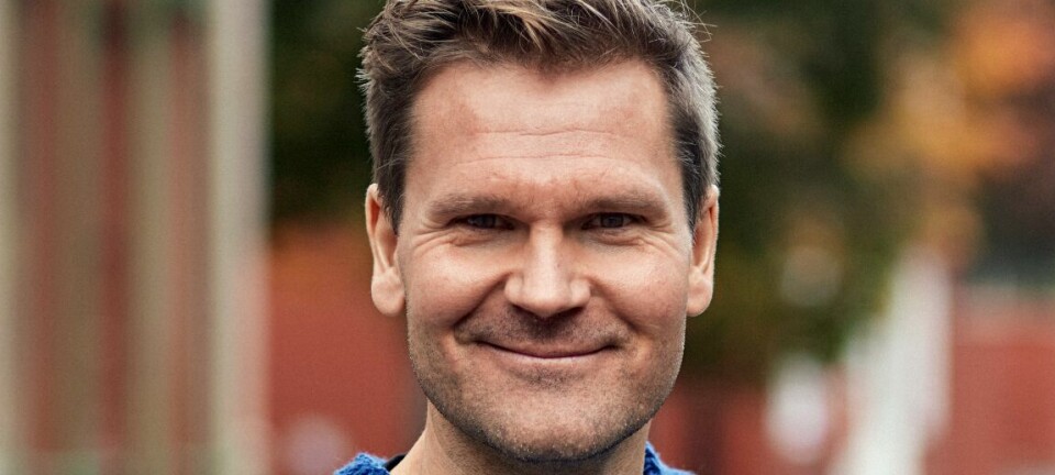 Øystein vet at samtalen med kona kan være hans siste. Da han legger på, ringer telefonen igjen