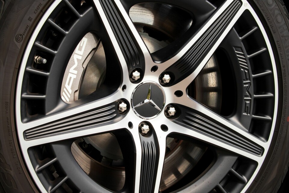 STOPPER: Pene detaljer på AMG-felger og -bremser. Solide dimensjoner sørger effektivt for å stoppe 2,6 tonn bil.