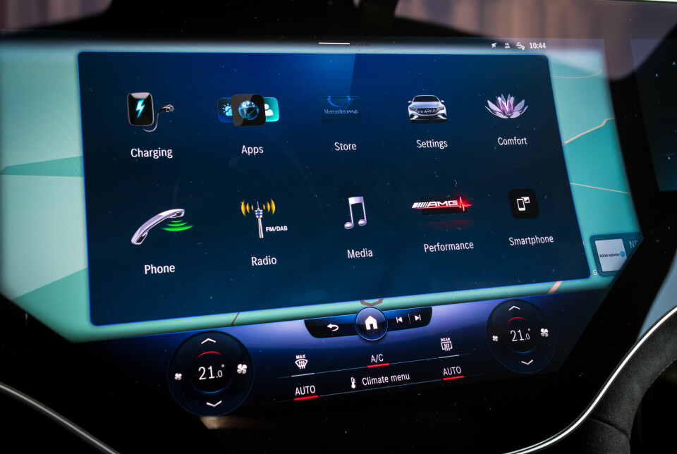 STOR: Det er selvsagt store skjermer som gjelder. Betjeningsskjermen i midten har masse funksjoner og dybde, slikt du ikke skal dille med under kjøring. Heldigvis har den en del smarte hurtigfunksjoner.