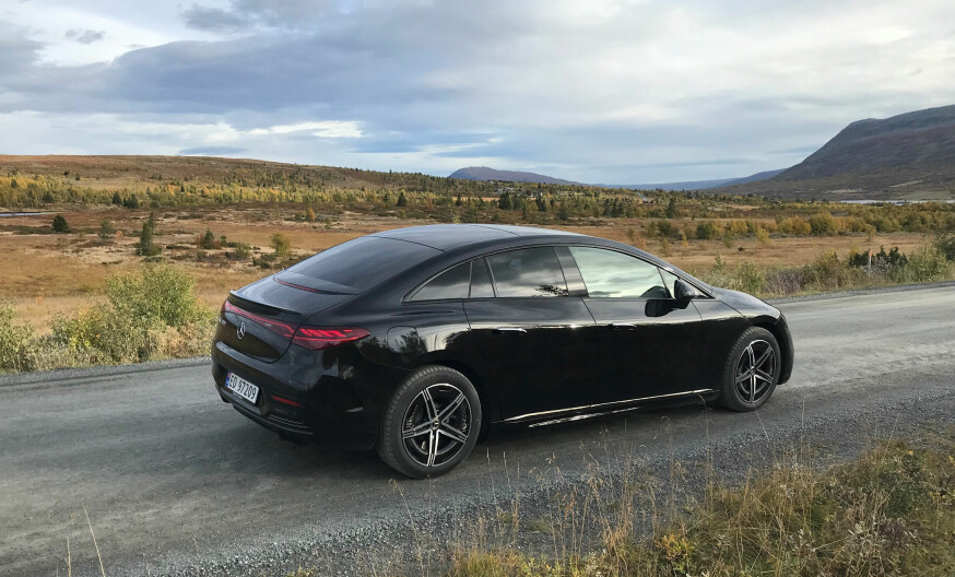 EQE 300: Dersom fjæringskomfort er førsteprioritet, så er EQE uten AMG-spesifikasjoner et bedre valg. At EQE 300, som vi prøvekjørte noen dager i september, tillegg hadde Bridgestone-dekk med litt høyere profil, var med på å øke trivselen bak rattet. EQE 300 er en skikkelig milsluker som ikke tretter sjåføren. Et ørlite minus er vindstøyen som oppstår når takgardinen trekkes tilbake for å slippe solen gjennom panorama-glasstaket. WLTP-rekkevidden er hele 639 kilometer. Da vi kjørte den var det fortsatt 34 prosent igjen på batteriet etter 346 kjørte kilometer. Forbruket lå på 1,57 kWt per mil. Ulempen med EQE 300 er at den kun har én elmotor og bakhjulstrekk. Dermed er trolig EQE 350 4Matic det perfekte EQE-valget. Den har en oppgitt rekkevidde på 597 kilometer og koster fra 674 800 kroner.