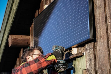 SOLCELLEPANEL: Nytt, stort solcellepanel ble montert på hytteveggen.