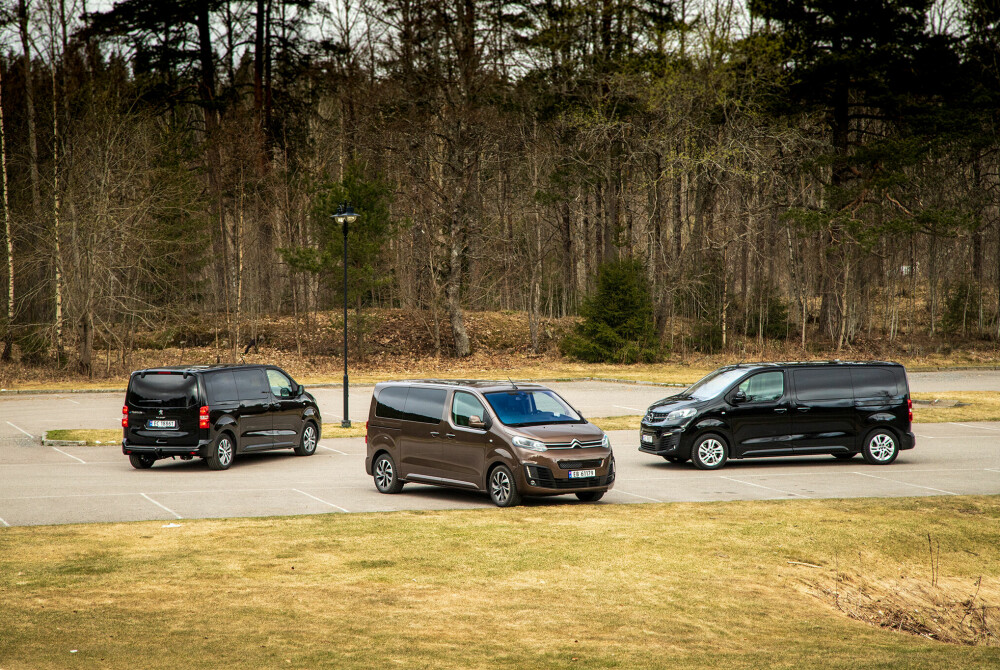 FAMILIEBILER: Ikke bare fordi de har masse plass og variasjonsmuligheter, men også fordi Peugeot e-Traveller (til venstre), Citroën e-Space Tourer (midten) og Opel Zafira e-Life teknisk sett hører til samme familie.