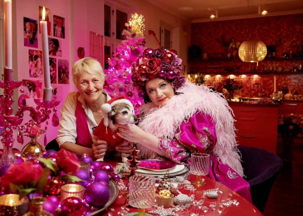 <b>ROSA JUL:</b> Christine, hunden Lille og Pernille foretrekker en rosa jul – med noen røde innslag. 